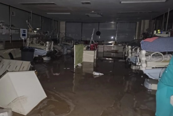 Dramática evacuación de los bebés internados en el Hospital Penna tras la inundación