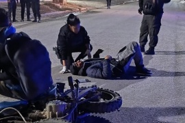 Dos heridos tras chocar su moto con un rodado