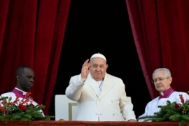 El papa Francisco pasó "una noche tranquila" con signos de leve mejoría