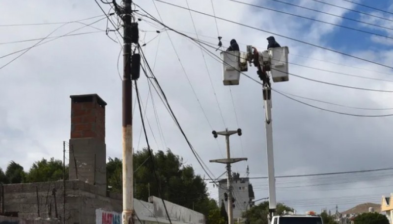 El viento hizo volar una chapa que cortó cables de energía