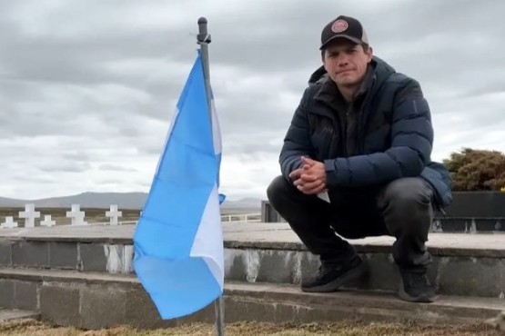 Youtuber colombiano izó la bandera argentina en las Islas Malvinas