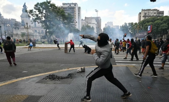 Graves destrozos e incidentes de los barras en la marcha por los jubilados al Congreso