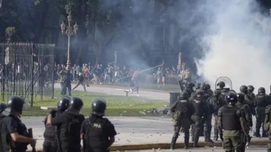 El Gobierno señaló que hay 26 policías heridos por los incidentes fuera del Congreso