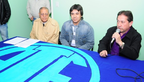 Las autoridades al momento de la asunción. (Foto: E. Núñez)  