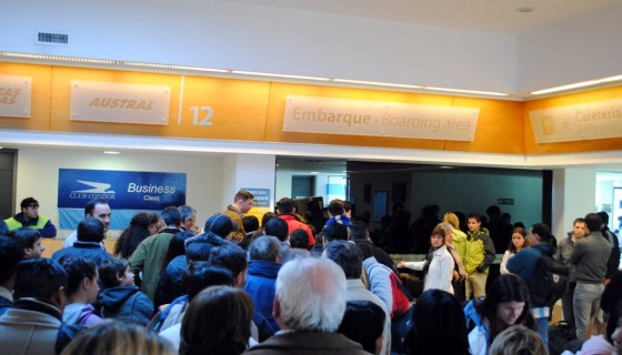 Los gobernadores arriban al aeropuerto local.