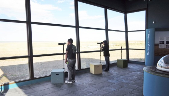 Avistaje de aves del estuario del río Gallegos, en el Centro de Interpretación Ambiental.