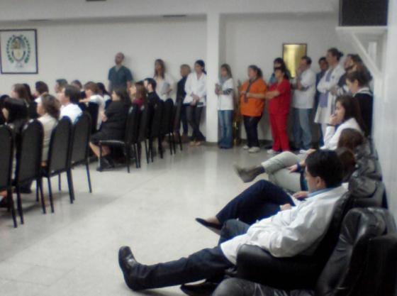 Los médicos del Hospital durante la reunión de ayer. (Foto G. Correa)