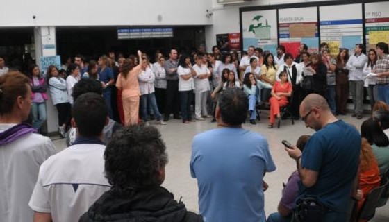 Los trabajadores se reunieorn en el hall de entrada del hospital. (L.F) 