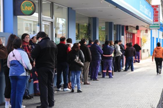 La gente llegó desesperada por el dinero a los bancos.