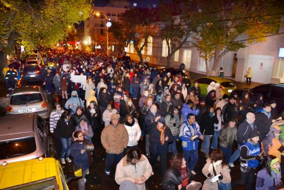 Unas mil personas se concentraron en repudio a las políticas del Gobierno.(Foto: C. Robledo)