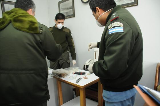 Gendarmería extrajo muestras y bajo la mirada de testigos realizó el test. (Foto: L. F)