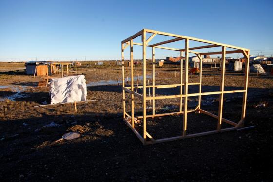 Cada día se levantan nuevas estructuras precarias en asentamiento de Los Lolos. (Foto H.C.)