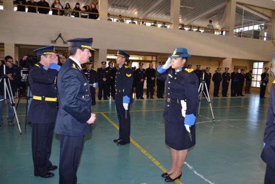 Los cadetes recibieron insignias meritorias. (C. R)