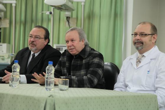 El gobernador Peralta junto al Ministro de Salud y el Director del Hospital Regional. (Foto H. Córdoba)