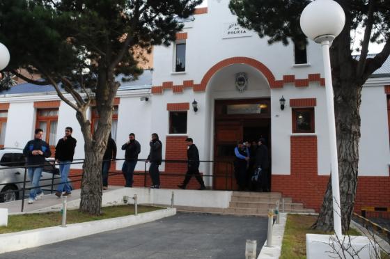 Momento en que los referentes salieron de la primera reunión en Jefatura. (Foto: L. F)