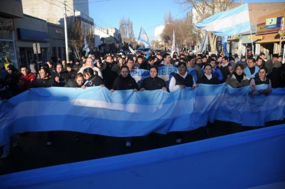 Policías autoconvocados concentraron en Kirchner y San Martín. (Foto: L. F)