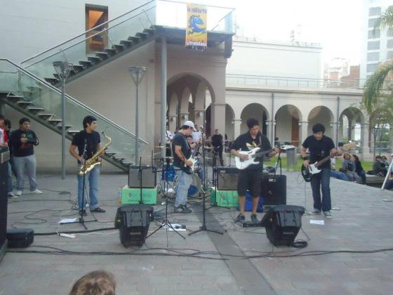 Carne de Capón, tocando en vivo en el emblemático Paseo Buen Pastor.