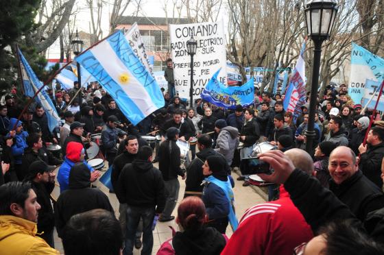 Los policías marcharon nuevamente.