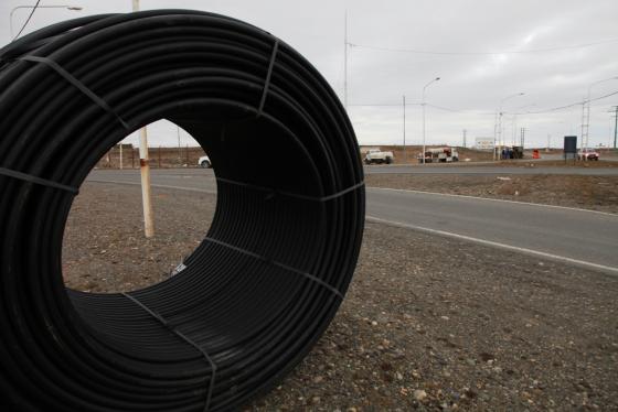  Tendido de fibra óptica para empresa de telefonía, ocupa a ESUCO, desde Ruta 1 hasta Bajo Caracoles.