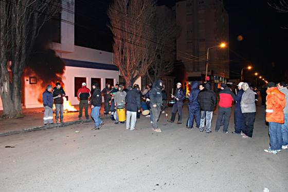 Molestia en los vecinos por la quema de cubiertas y ruidos molestos. (Foto: H. Córdoba)