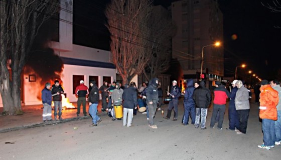 El reclamo de los trabajadores durante la semana pasada en las oficinas de la operadora. (Foto Archivo)