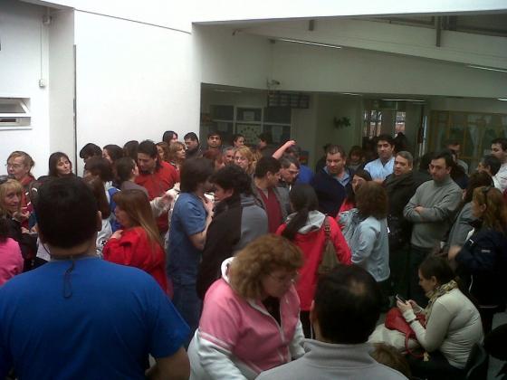 La asamblea de los enfermeros ayer, en el Hospital Regional.