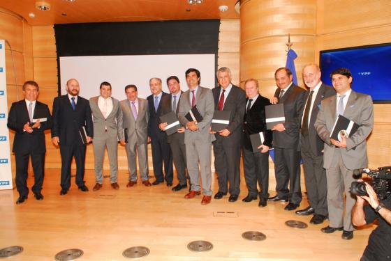 Peralta en la foto institucional con funcionarios y autoridades de YPF. (Enviado especial).