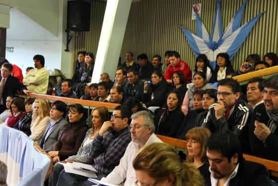 Los trabajadores de Vieyra con la STIA, en un sector del recinto durante la sesión. (Foto H.C.)