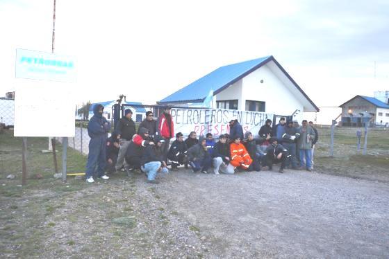 Los autoconvocados que toman la planta de Punta Loyola. (Foto Archivo)