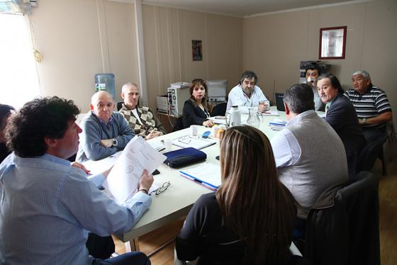 Ayer, los gremios de la administración central en paritarias. (Foto H. Córdoba)  