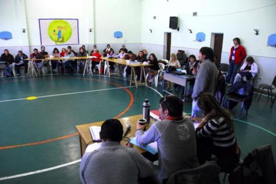 Los docentes de Santa Cruz durante un congreso en la entrada a Casa de Gobierno. (Foto Archivo)