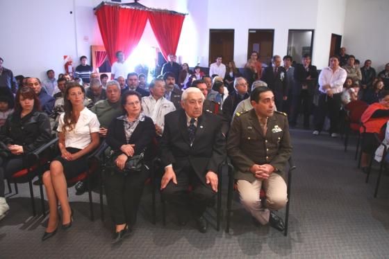 Los padres del soldado José Honorio Ortega, y los veteranos de Malvinas residentes en nuestra ciudad. (Foto H.C.)