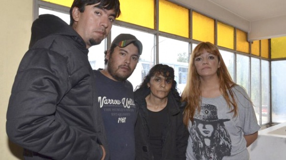  Los familiares minutos antes de ingresar a la entrevista con el Juez. (Foto El Patagónico)