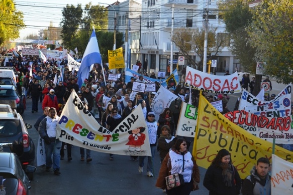 La movilización se extendió por ocho cuadras. (Foto C.R)