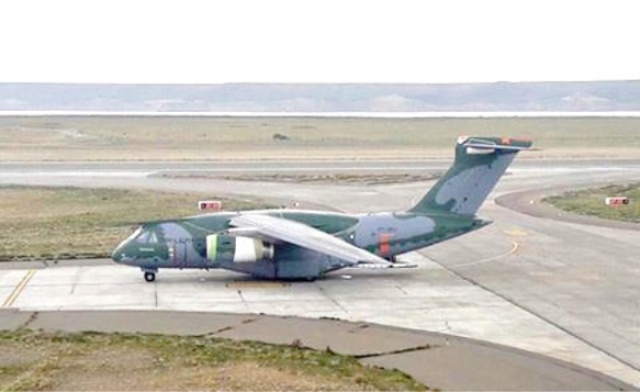 El gigante brasileño estacionado en el Aeropuerto de Río Gallegos (Foto: Facebook Torre de Control Río Gallegos)